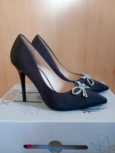 Tacones negros con lazo brillante - miniatura 1