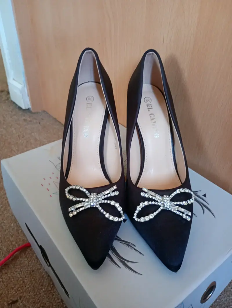 Tacones negros con lazo brillante - 2