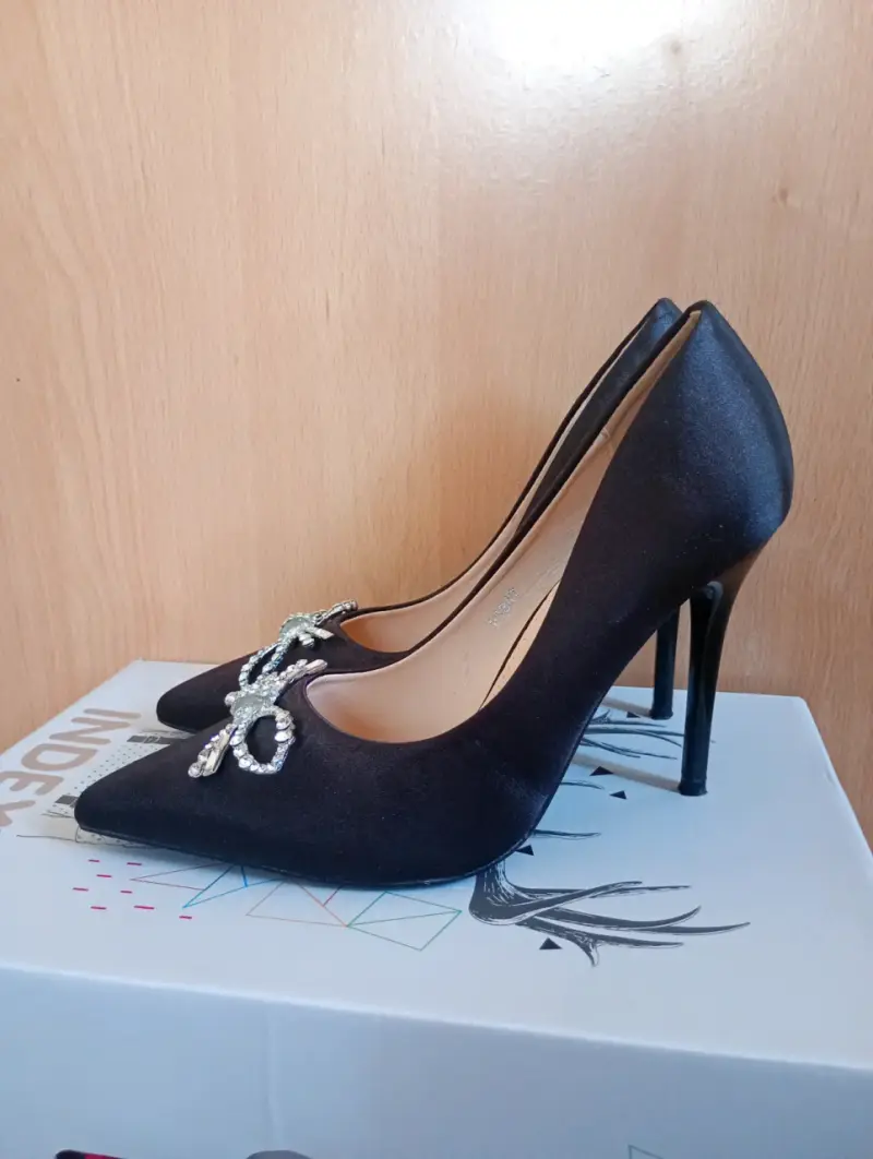 Tacones negros con lazo brillante - 3