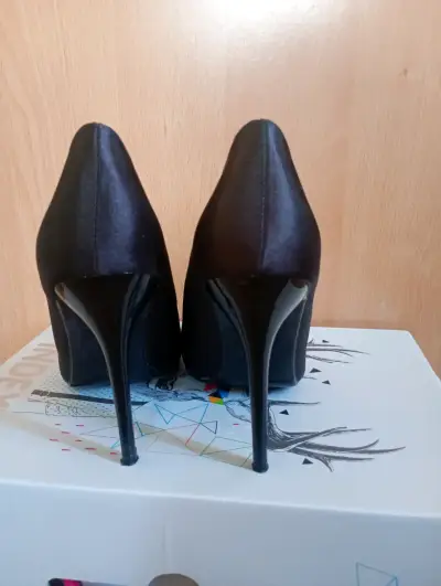Tacones negros con lazo brillante - miniatura 4