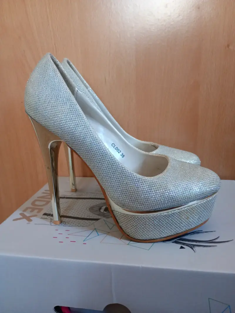 Tacones elegantes plateados - 1
