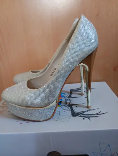 Tacones elegantes plateados - miniatura 3