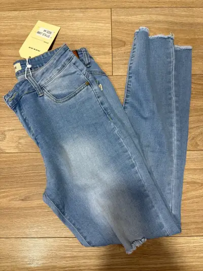 Jeans azul claro con etiqueta - miniatura 1