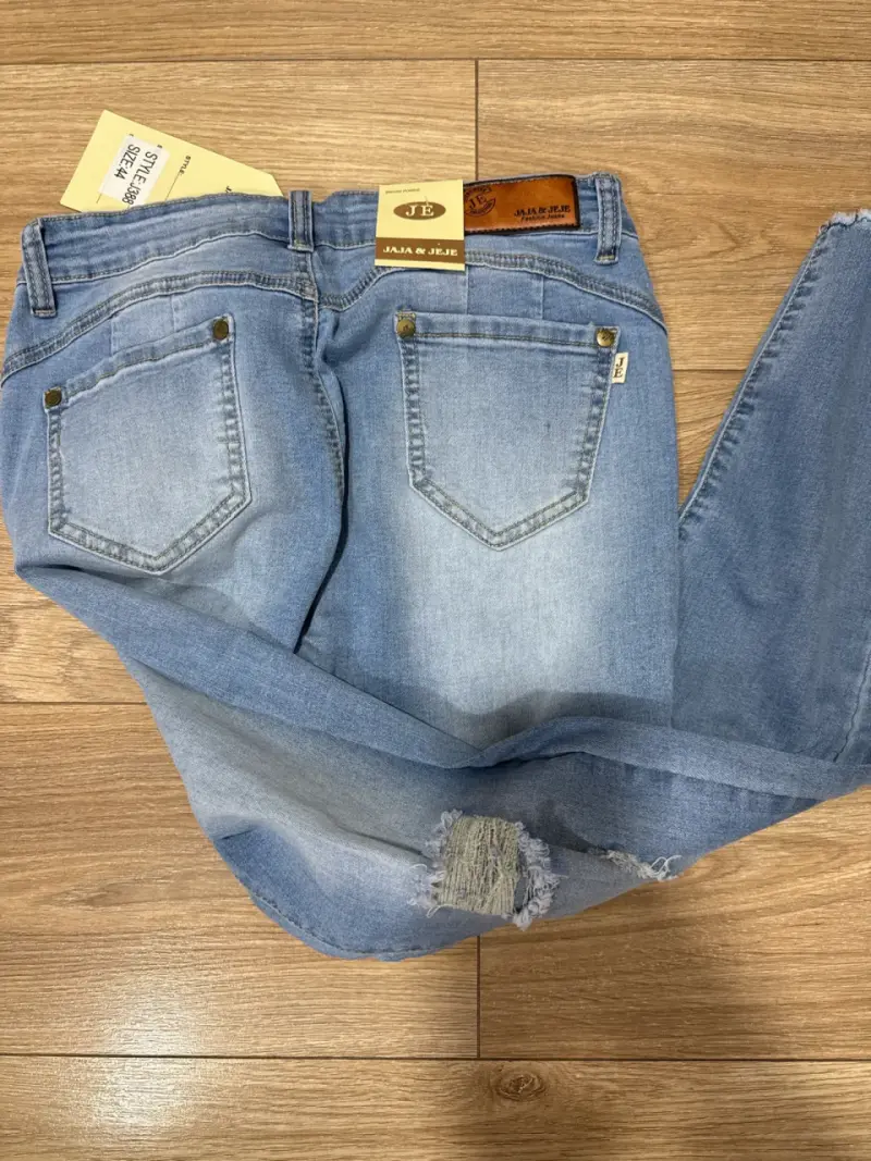 Jeans azul claro con etiqueta - 2