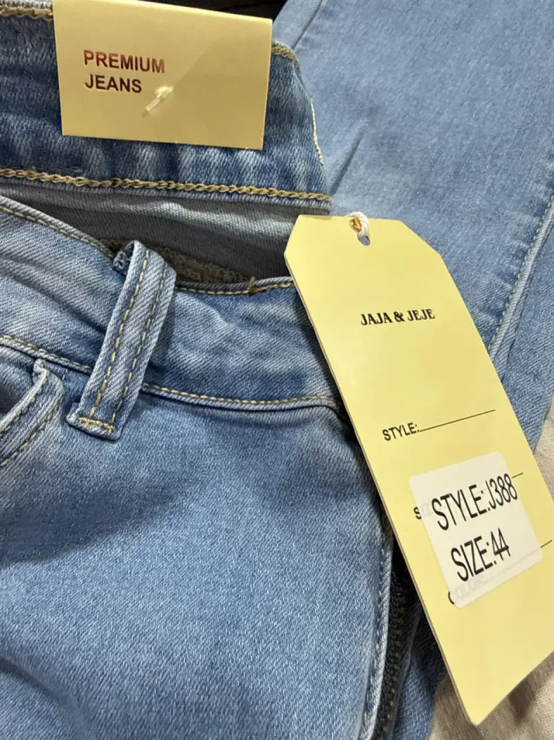 Jeans azul claro con etiqueta - 5