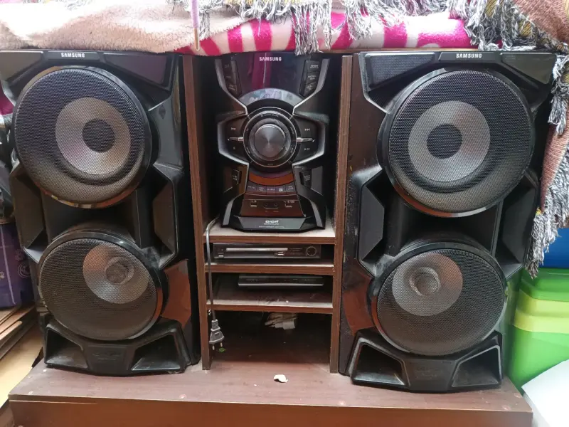 Equipo de sonido Samsung con parlantes - 1