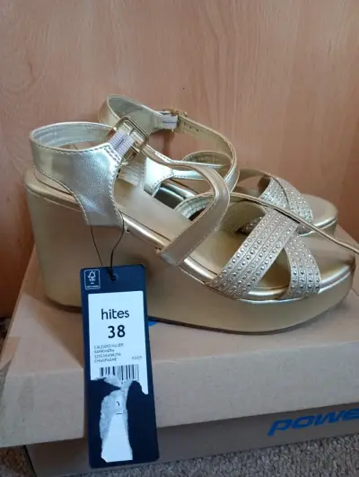 Sandalias doradas con plataforma - miniatura 1