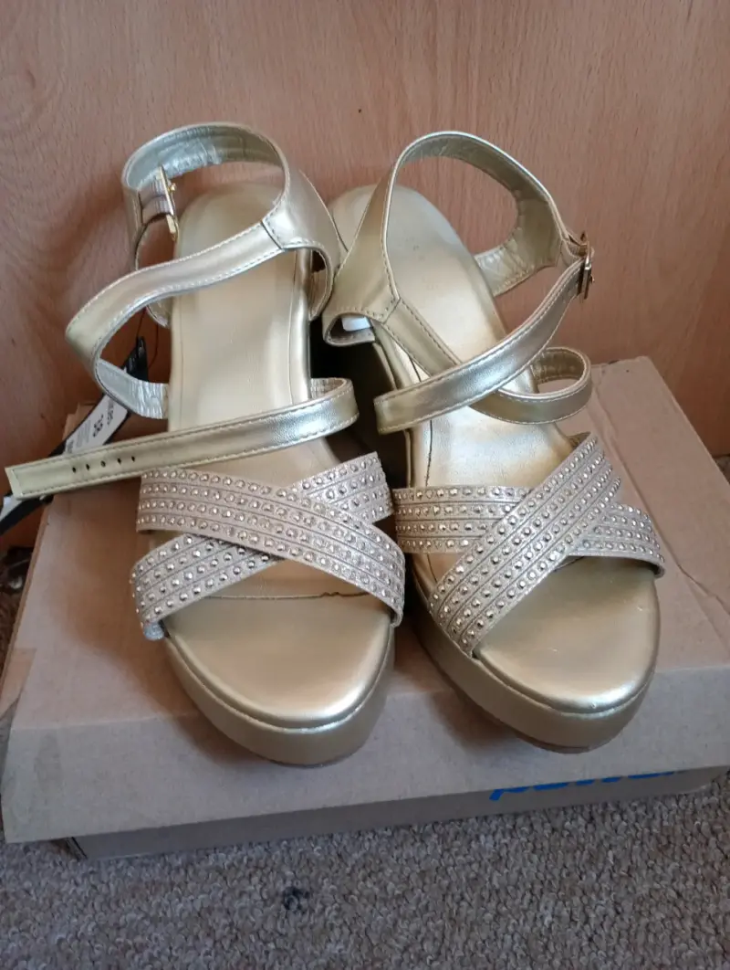 Sandalias doradas con plataforma - 2