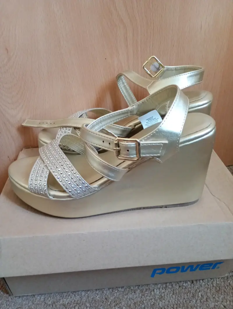 Sandalias doradas con plataforma - 3