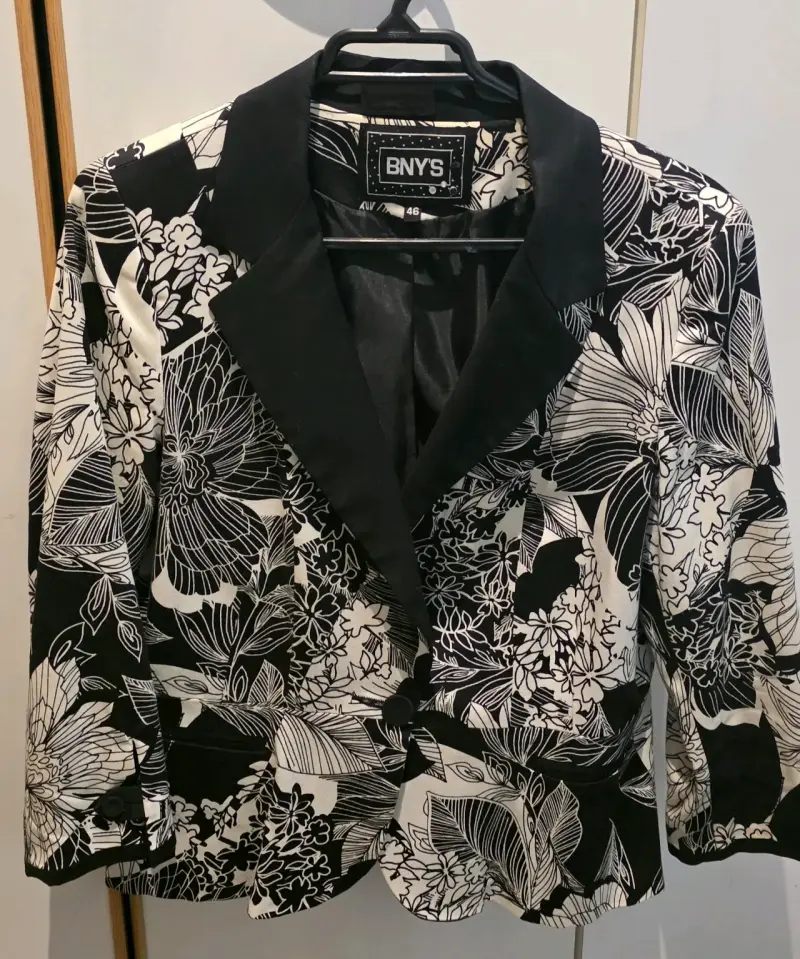 Blazer floral blanco y negro - 2