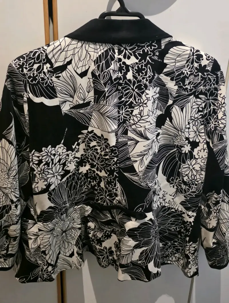 Blazer floral blanco y negro - 3