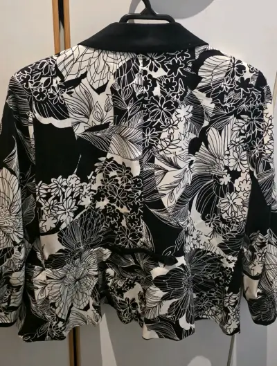 Blazer floral blanco y negro - miniatura 3
