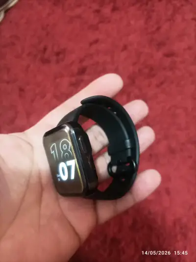 Smartwatch deportivo negro - miniatura 1