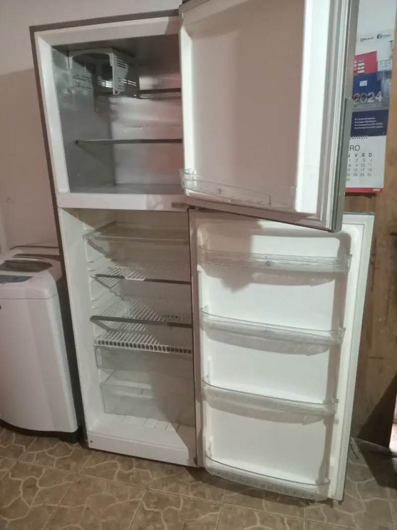 Refrigerador con congelador superior - 1