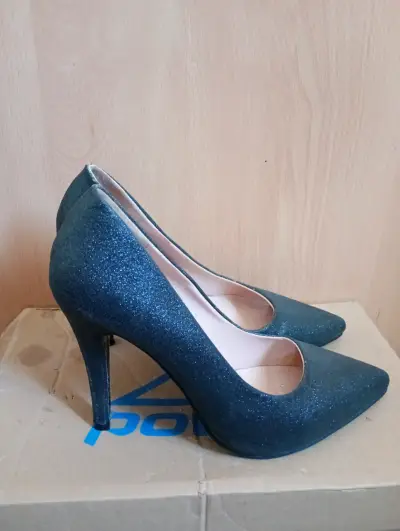 Tacones altos brillantes negros - miniatura 1