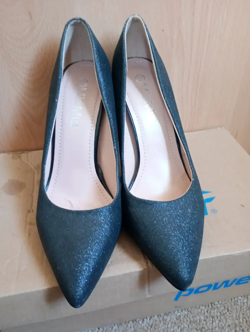 Tacones altos brillantes negros - 2