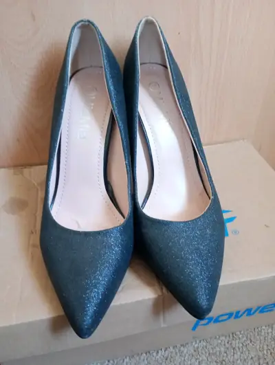 Tacones altos brillantes negros - miniatura 2