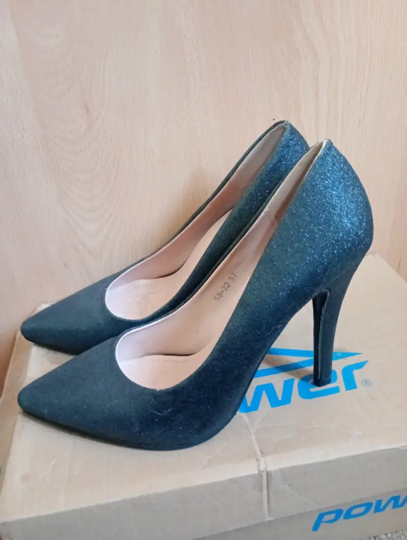 Tacones altos brillantes negros - 3