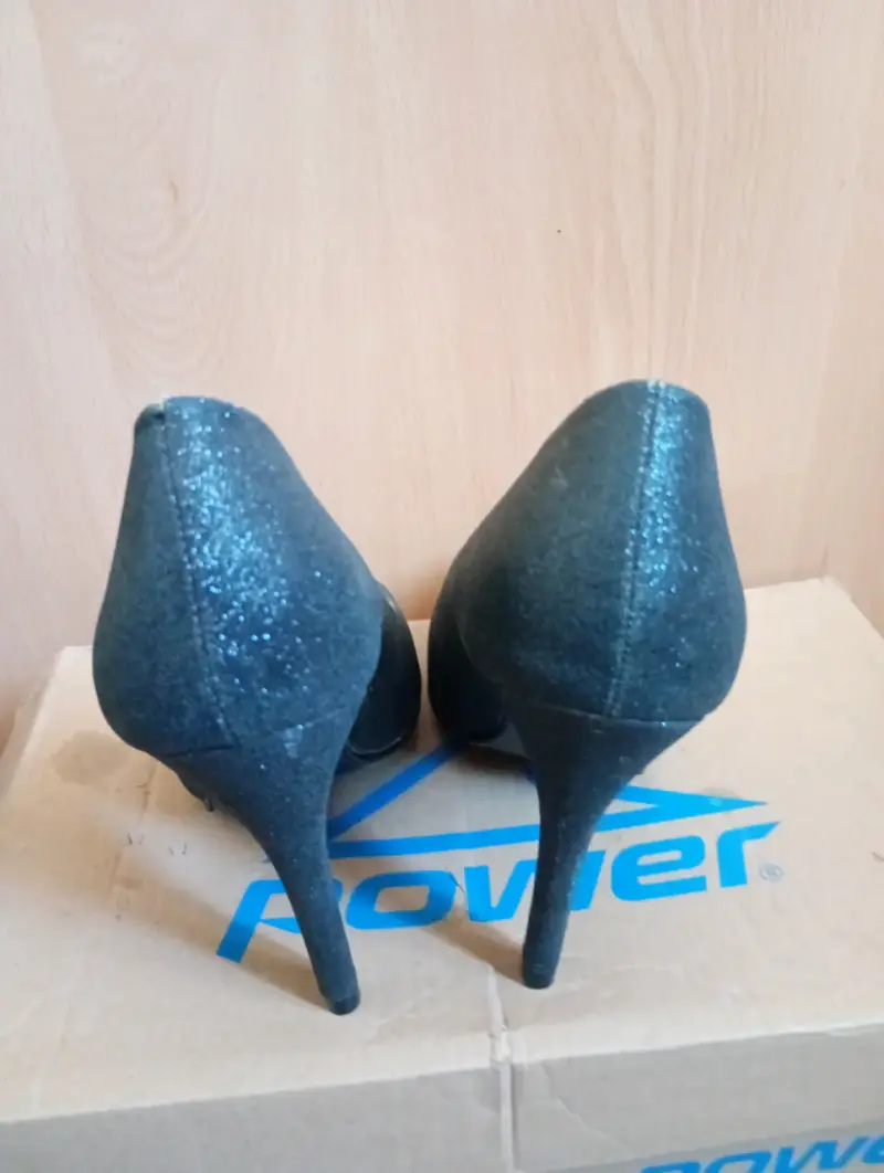 Tacones altos brillantes negros - 4