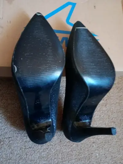 Tacones altos brillantes negros - miniatura 5