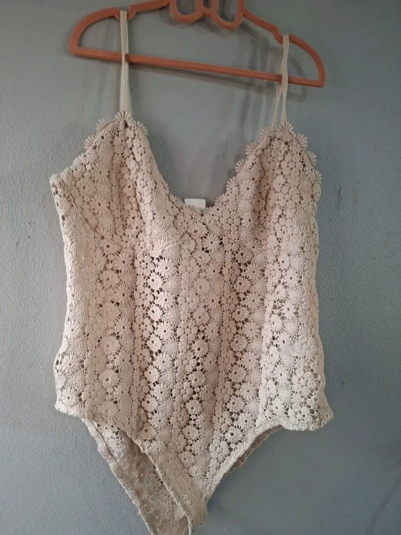 Body de encaje color beige