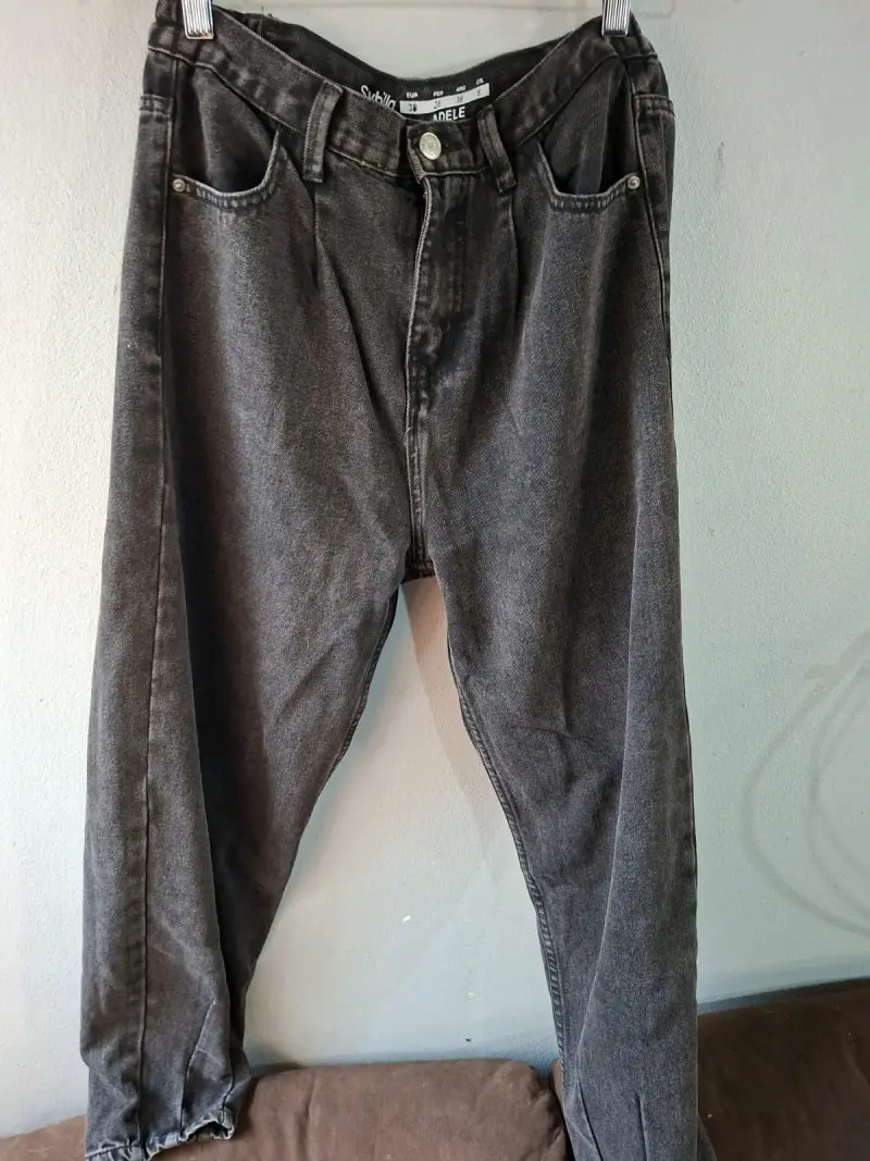 Jeans negros clásicos para mujer