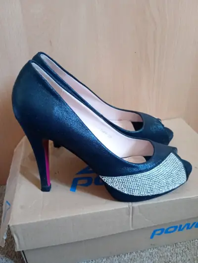 Tacones negros con brillo - miniatura 1