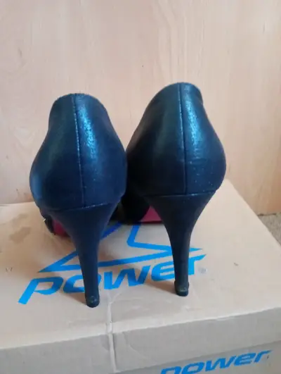 Tacones negros con brillo - miniatura 4
