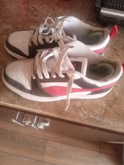 Zapatillas deportivas blancas y negras - miniatura 1