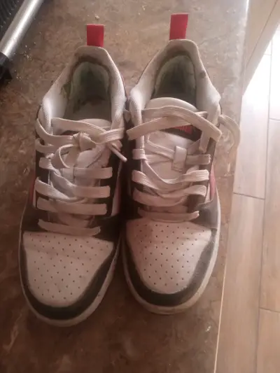 Zapatillas deportivas blancas y negras - miniatura 2