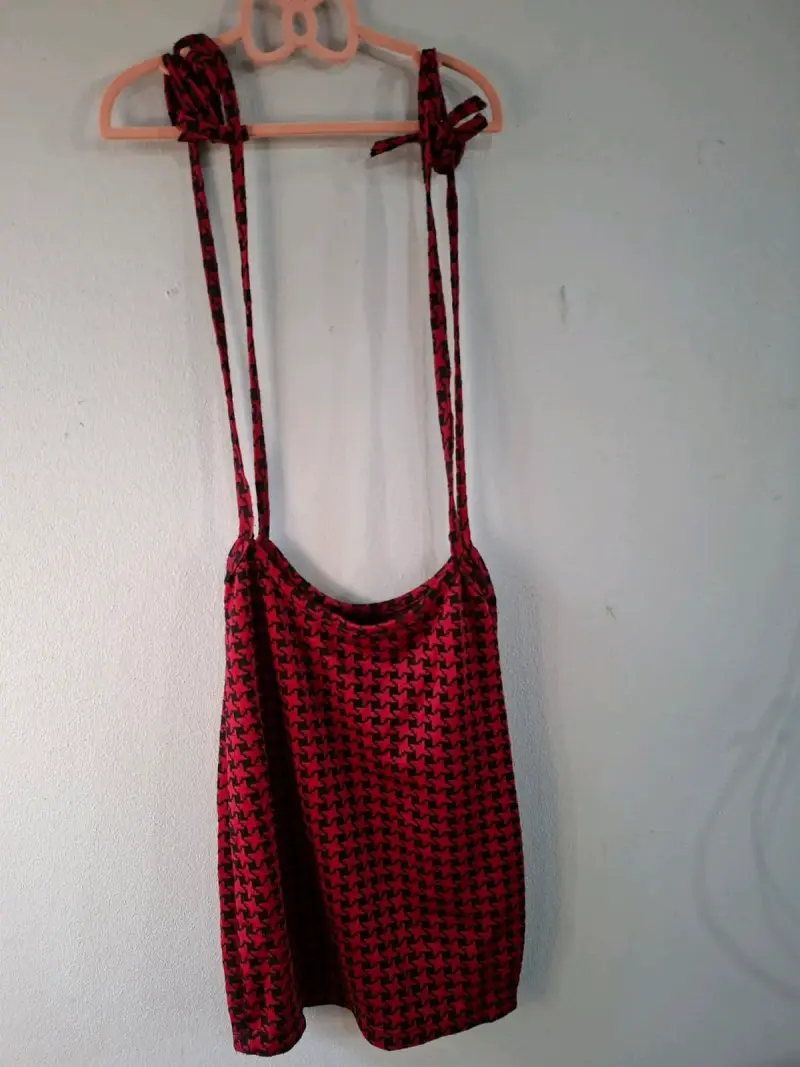 Falda roja con tirantes