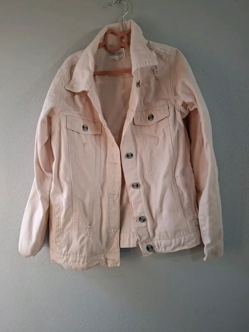 Chaqueta rosada de mezclilla