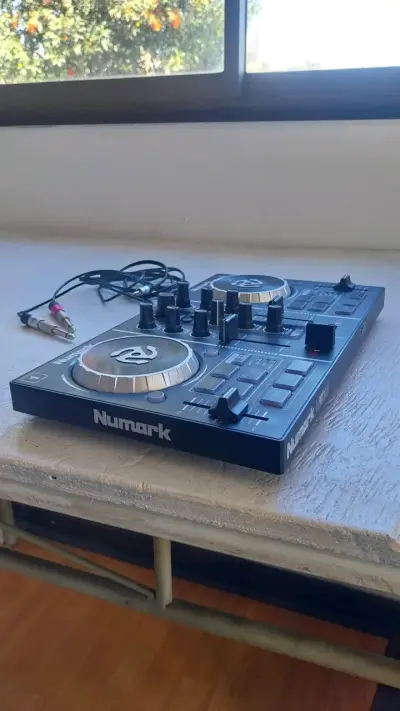 Controlador DJ Numark Party Mix - miniatura 1