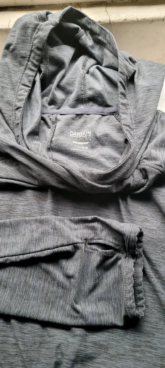 Polerón gris con capucha - 2