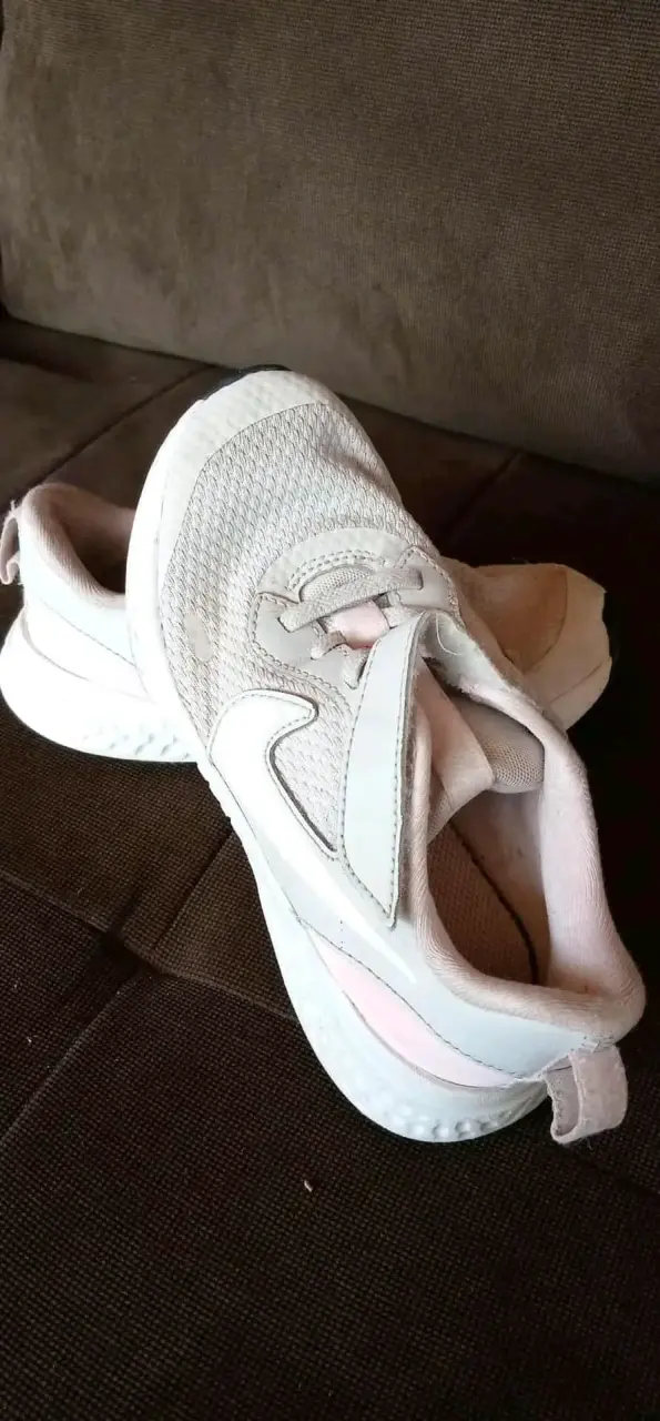 Zapatillas deportivas blancas y rosadas - 2