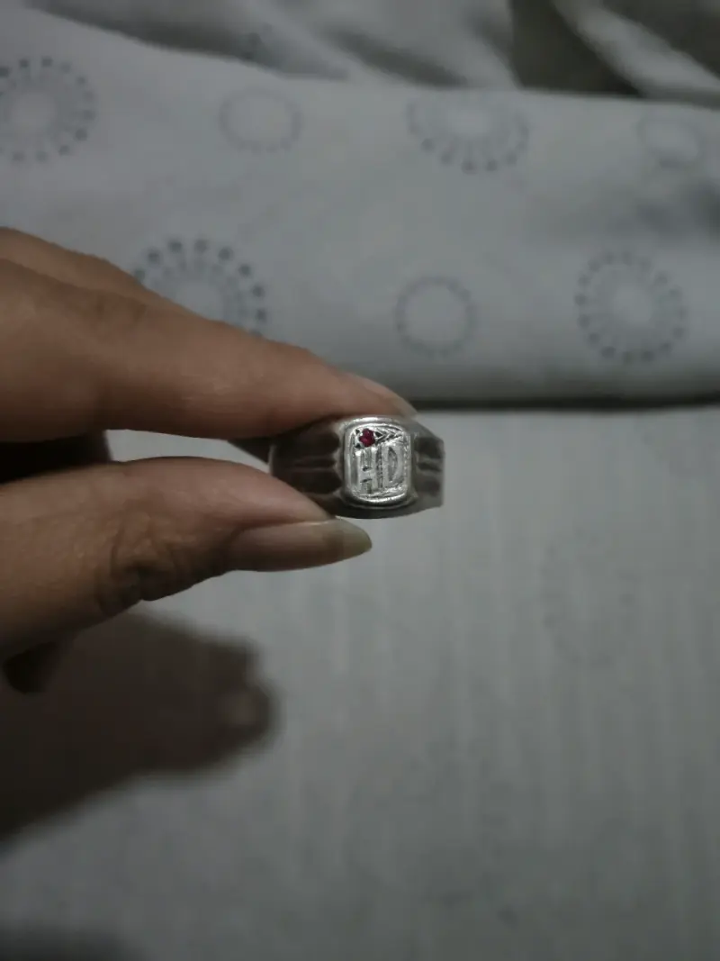 Anillo de plata con detalle rojo - 1