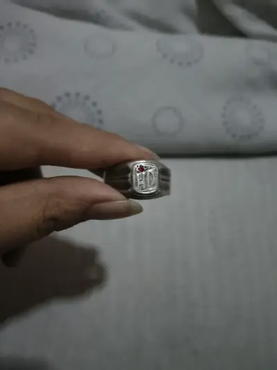 Anillo de plata con detalle rojo - miniatura 1