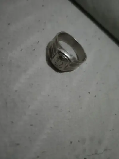 Anillo de plata con detalle rojo - miniatura 2
