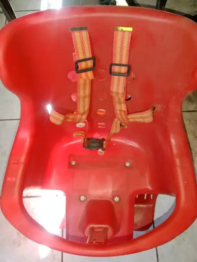 Silla de bebé para bicicleta roja - miniatura 3