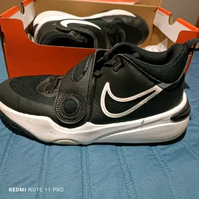 Zapatillas deportivas negras nuevas - miniatura 1