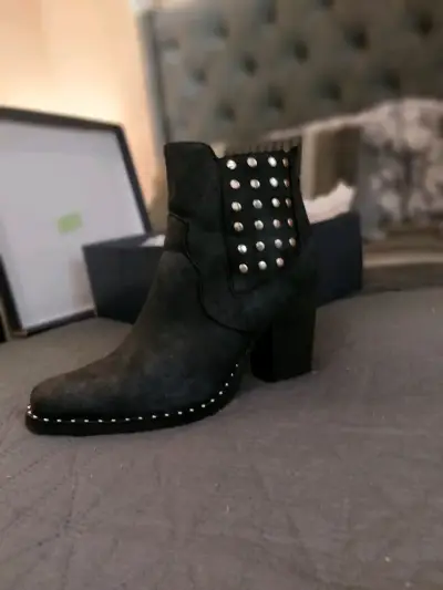 Botines negros con tachas - miniatura 1