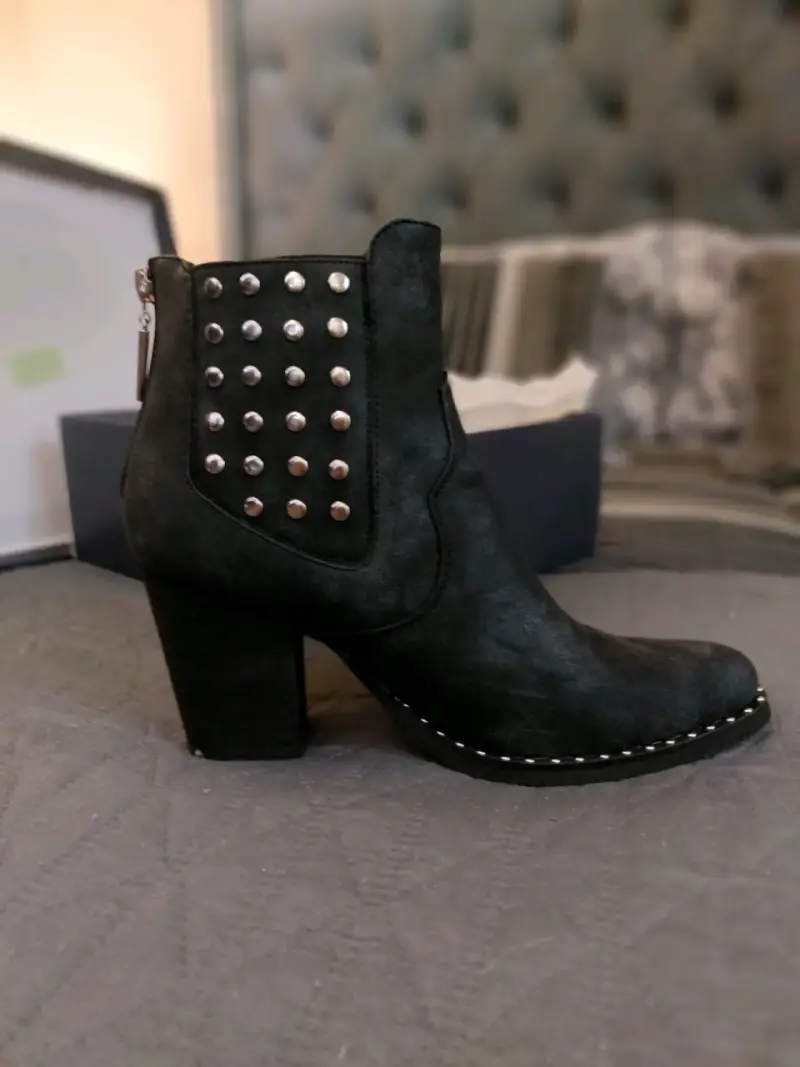 Botines negros con tachas - 2