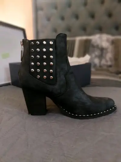 Botines negros con tachas - miniatura 2