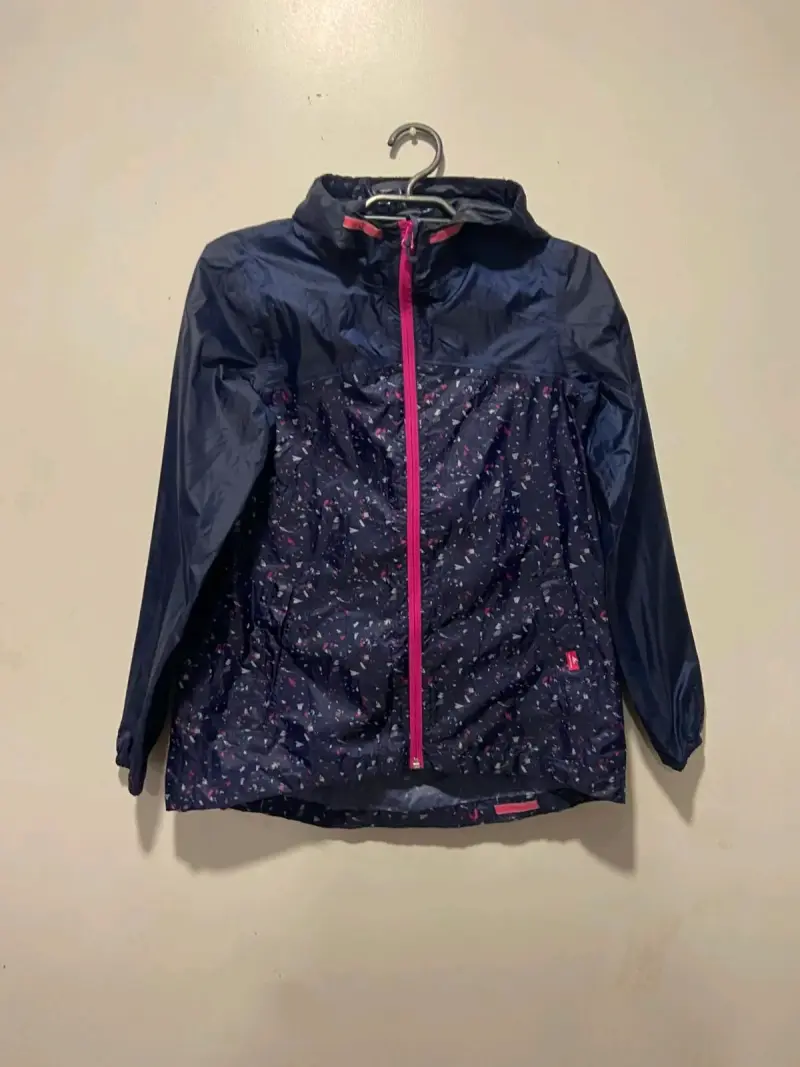 Chaqueta impermeable azul con diseño