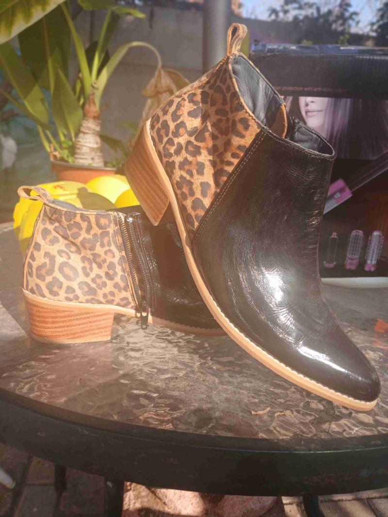Botines negros con estampado animal - 1
