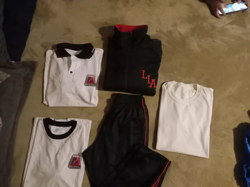 Ropa deportiva escolar negra y blanca