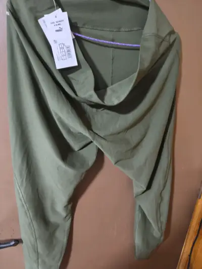 Calza deportiva verde militar marca puma - miniatura 2