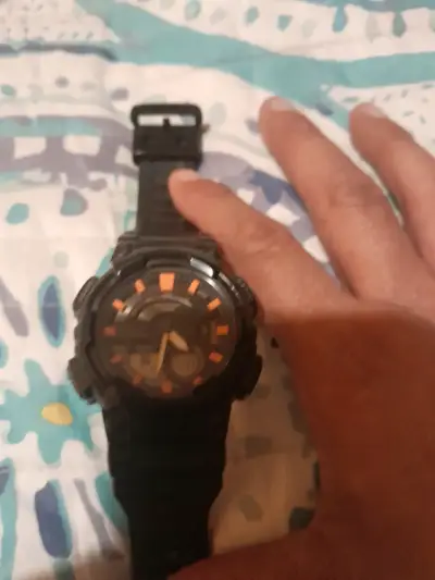 Reloj deportivo negro con detalles naranjas - miniatura 1