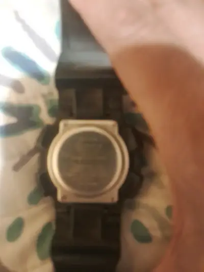 Reloj deportivo negro con detalles naranjas - miniatura 2