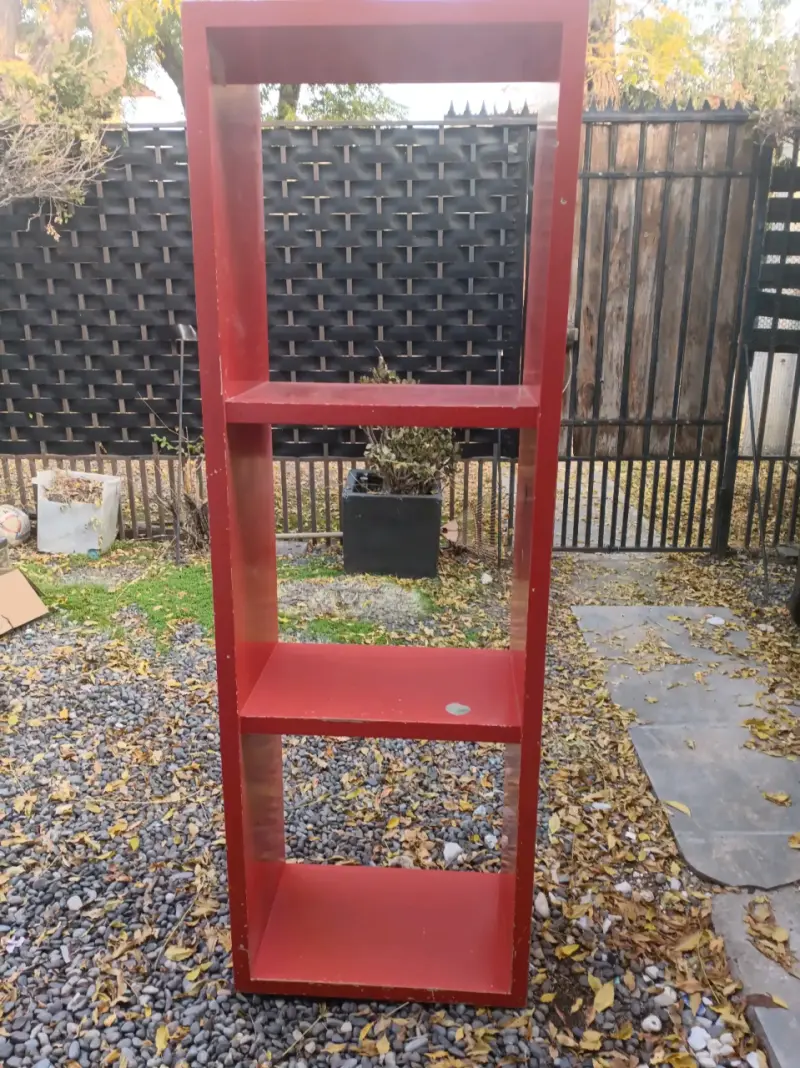 Estante rojo de madera